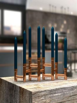 Statement op tafel, (huge) koperen kandelaars