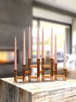 Statement op tafel, (huge) koperen kandelaars